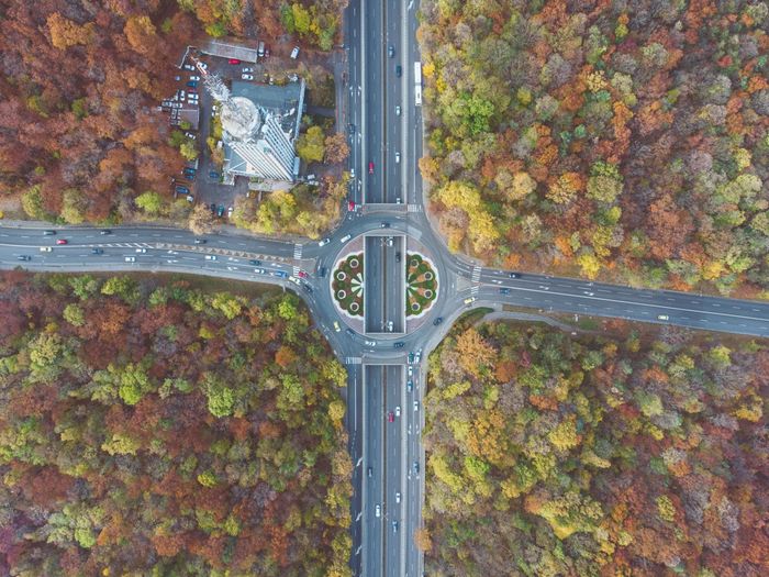 Зашеметяващ кадър високо от небето на кръговото до телевизионната кула в София през есента