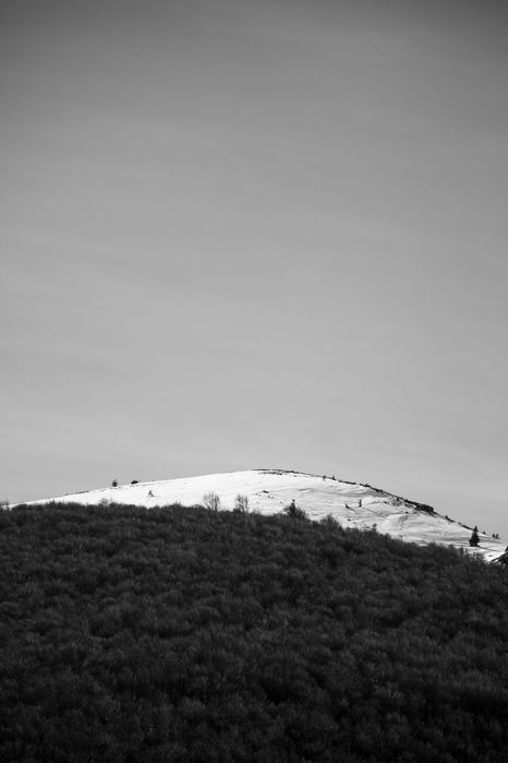Черно-бяла снимка на връх със сняг по него във Витоша планина