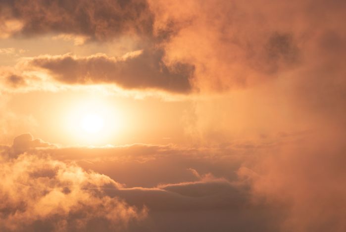 Вдъхновяващ кадър на изгряващото слънце над Витоша между облаците.
