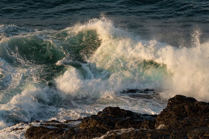Снимка на големи синьо-зелени морски вълни, удрящи се в скалите с много пяна - с. Синеморец, България - Черно море.