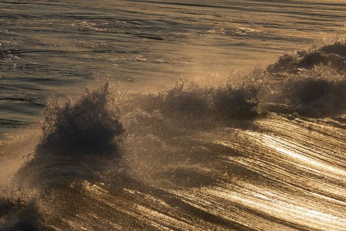 Снимка на златните вълни огряни от залязващото слънце над с. Синеморец - Черно море