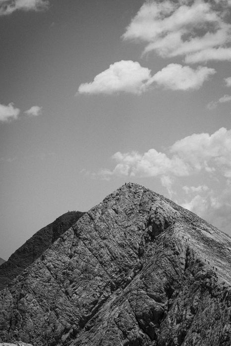Черно-бяла снимка на връх Кутело, Пирин планина, България.