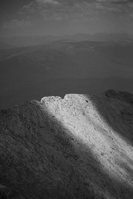 Черно-бяла снимка на огрята отчасти седловина в Пирин планина, България
