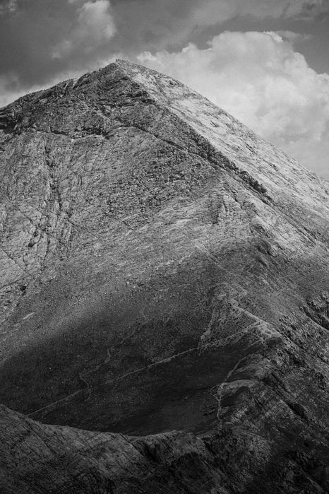 Черно-бяла снимка на връх Вихрен, Пирин планина, България