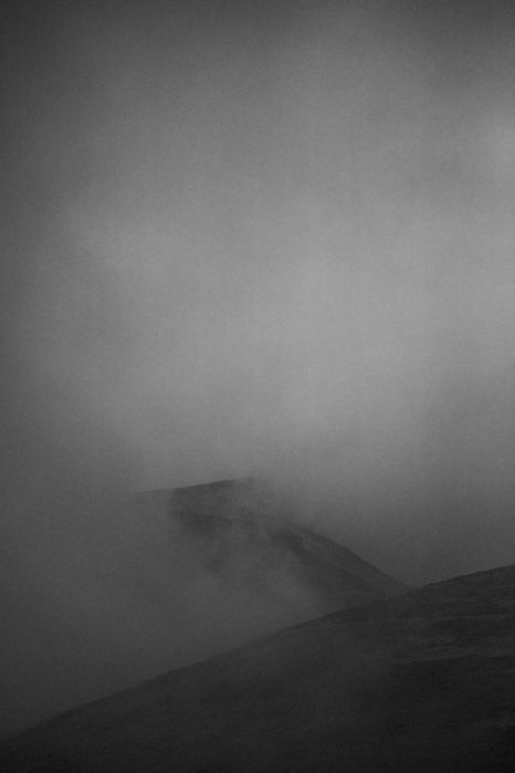 Снимка на мъгливите върхове и хълмове в Стара планина по пътя за връх Ботев.