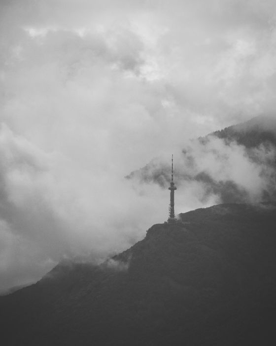 Черно-бяла снимка на Копитото и кулата на Копитото забулени в облаци, Витоша, България.