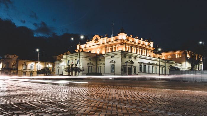 Снимка на сградата на Народното събрание през нощта в София, България