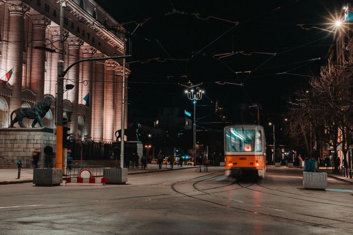 Снимка на преминаващия трамвай пред Съдебната палата в София, България